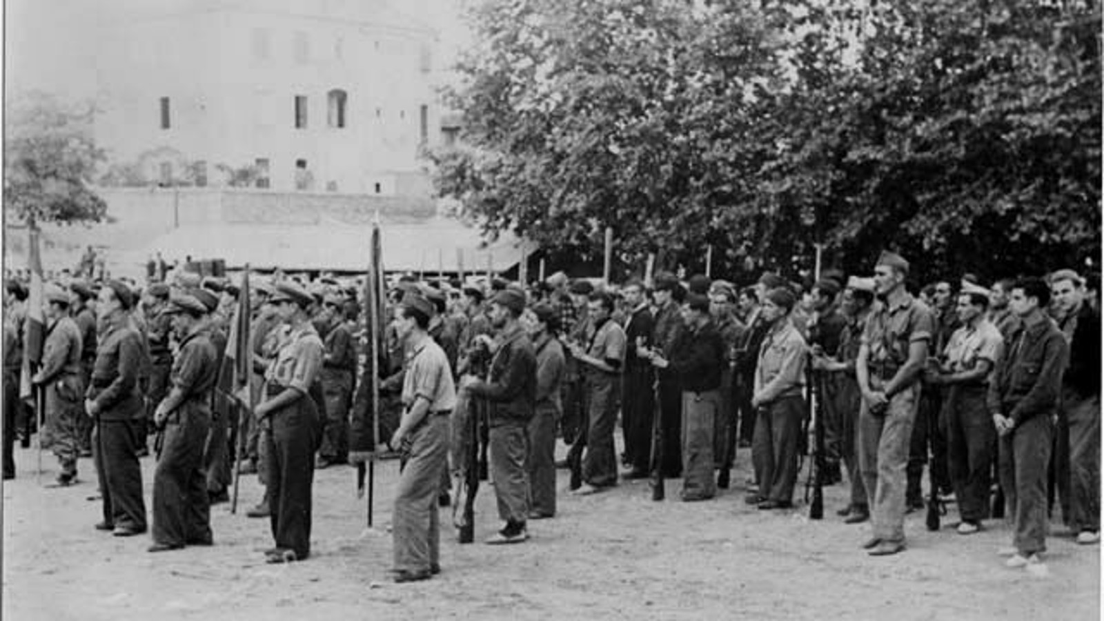 «Αριστερή όχθη του ποταμού Εβρου, Ισπανία, 1938». Η τελευταία παρέλαση των Διεθνών Ταξιαρχιών, πριν αποχαιρετήσουν την Ισπανία με υψωμένη τη γροθιά «Αριστερή όχθη του ποταμού Εβρου, Ισπανία, 1938». Η τελευταία παρέλαση των Διεθνών Ταξιαρχιών, πριν αποχαιρετήσουν την Ισπανία με υψωμένη τη γροθιά